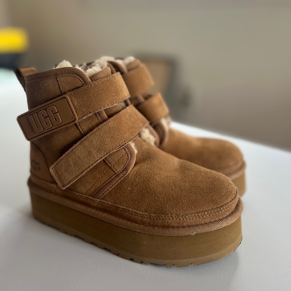 UGG Kids Neumel Double-Strap Warm-Lined Platform Booties - Chestnut color - Picture 3 of 7